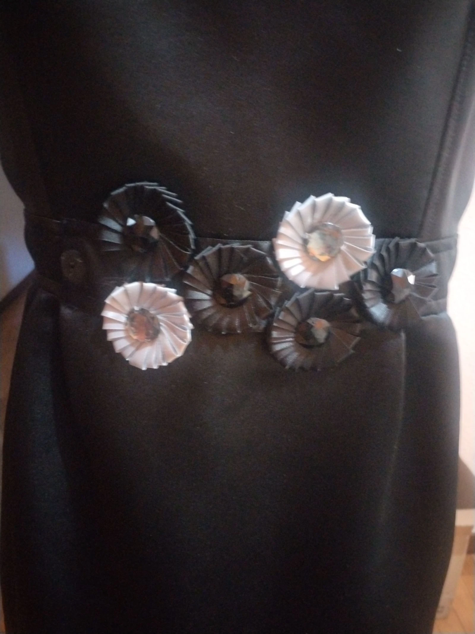 Un vestido de fiesta en negro con un toque en la cintura de flores y piedras – photo 3